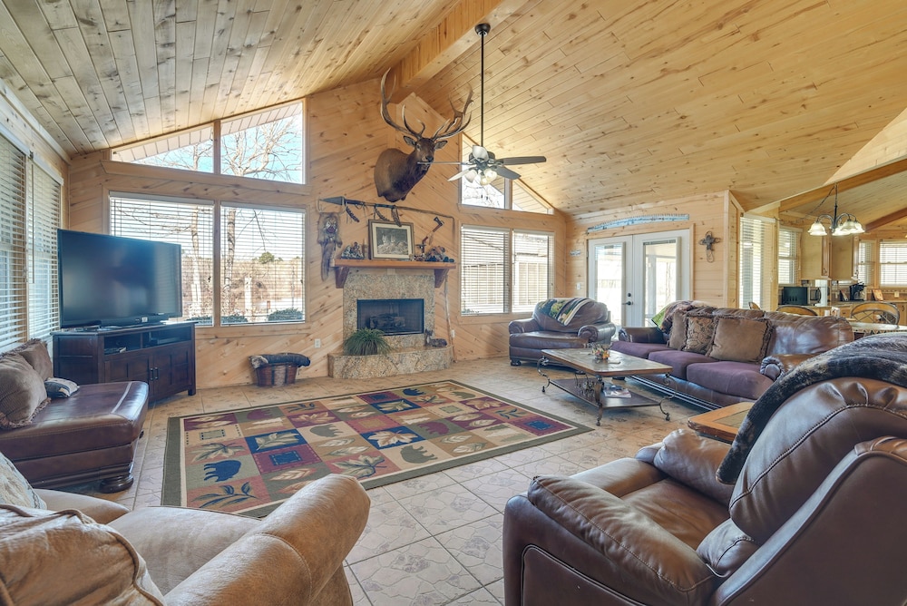 Fire Pit Views: Lakefront Toledo Bend Retreat — hotel in Many