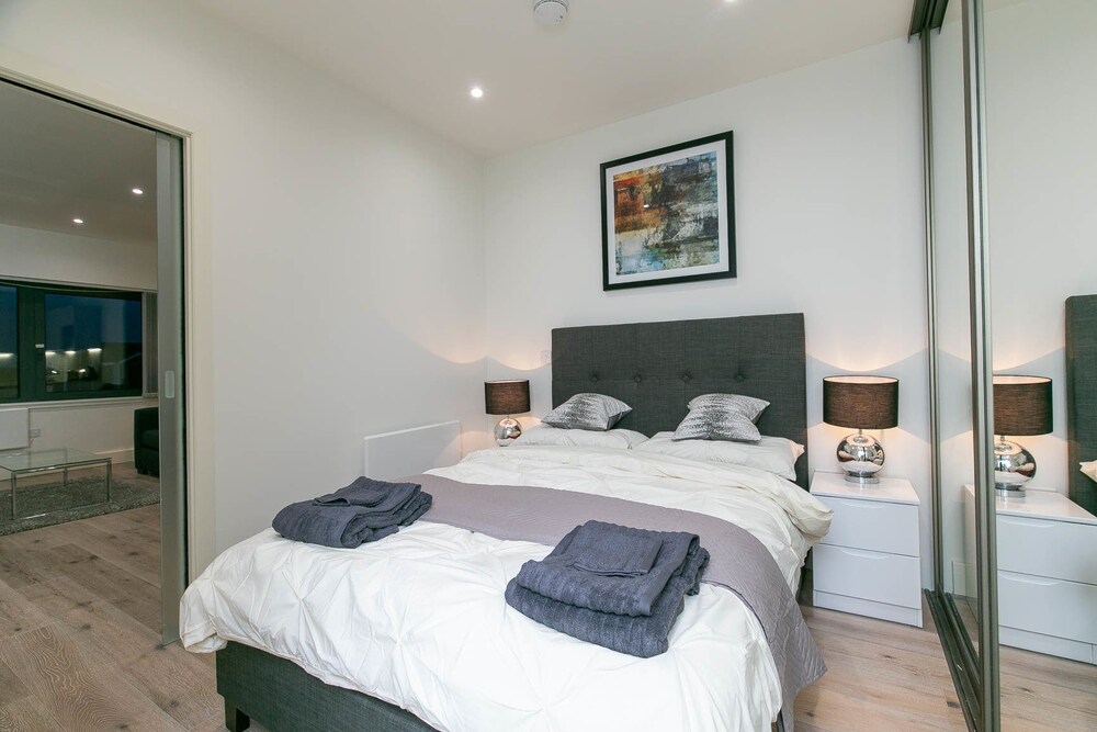 Deluxe Heathrow Apartments & Parking — 4-Star Luxury Hotel in Hayes, United Kingdom