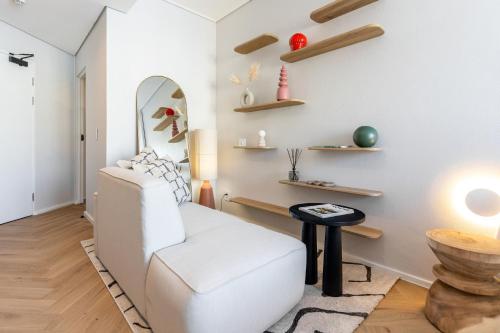 The Rose 701: Top Floor City Aprt with Balcony