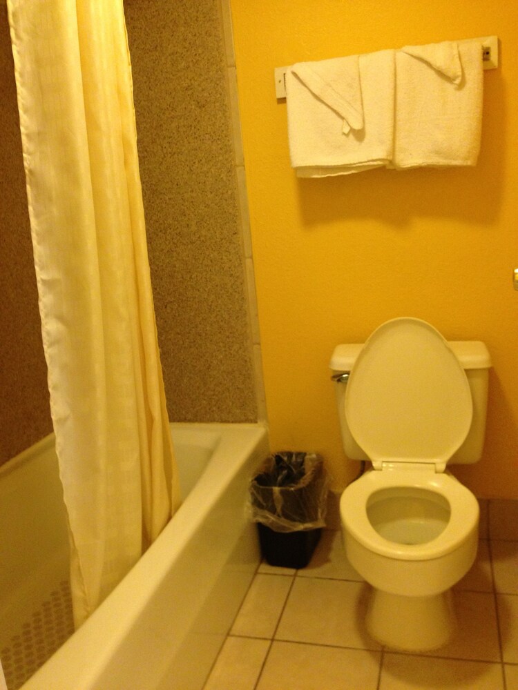 Super 8 by Wyndham Portsmouth Norfolk - photo 13