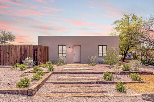 Cute & Cozy 2Br 1Ba Adobe W Firepit Near Ua & Umc in Tucson, United States