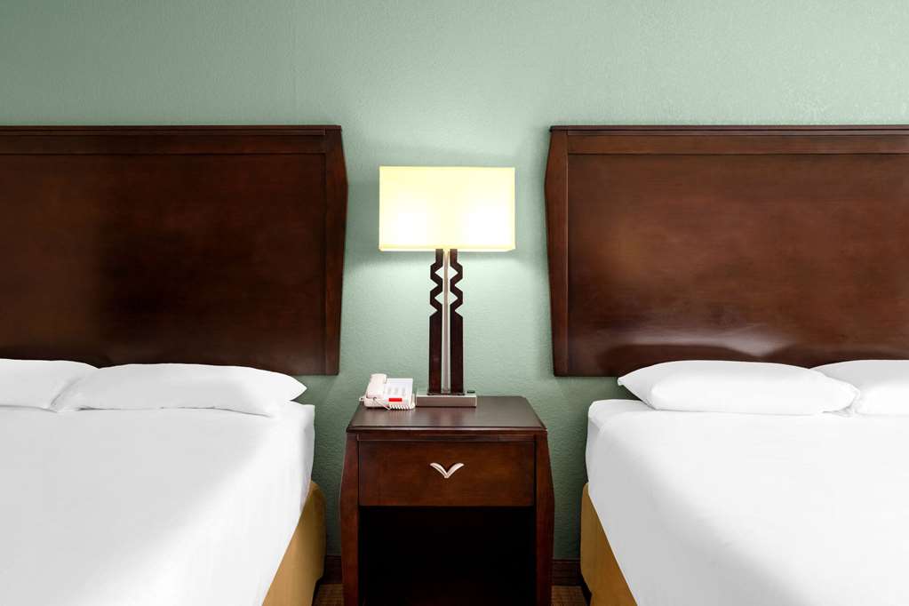 Travelodge By Wyndham Gaylord - photo 17