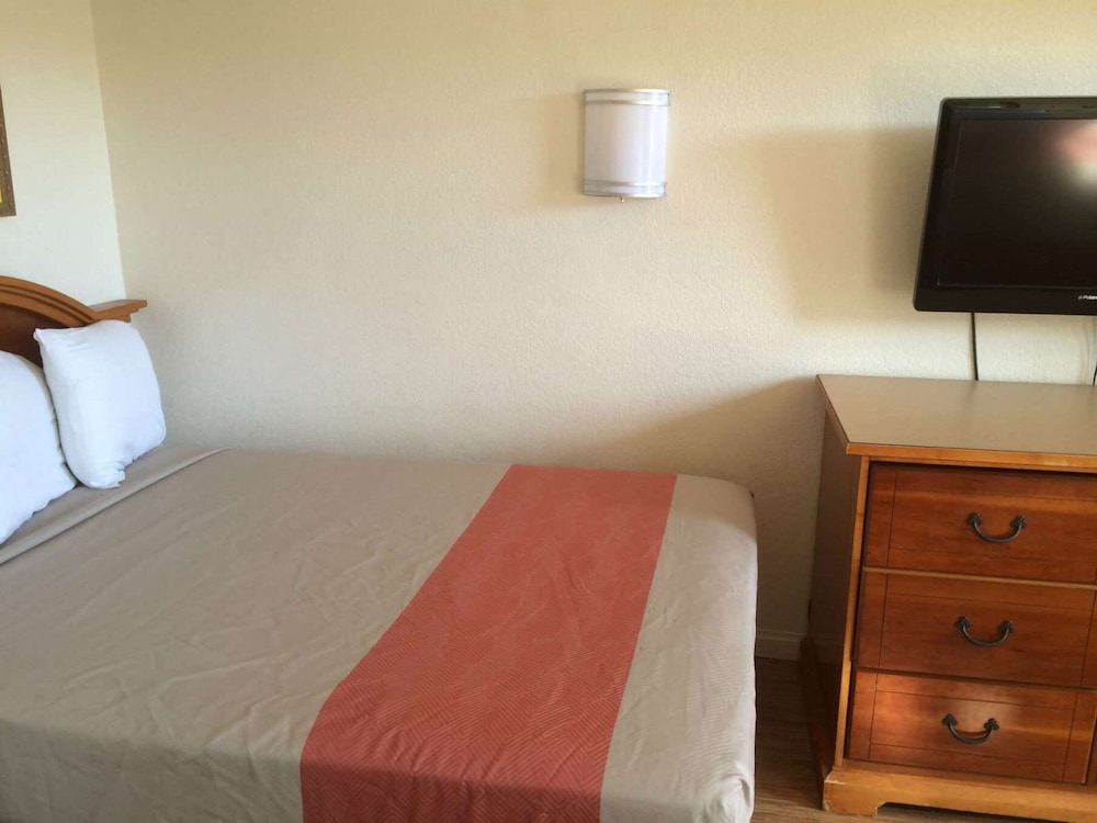 Vagabond Inn Hemet - photo 17