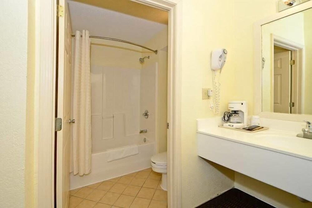 Manchester Heritage Inn And Suites - photo 17