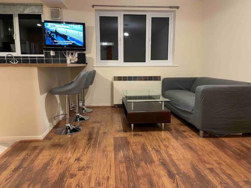 Self contained 1 bed flat next with free parking adjacent to metro station also direct bus to O2 and Excel via Cable Car — 4-Star Luxury Hotel in London, United Kingdom