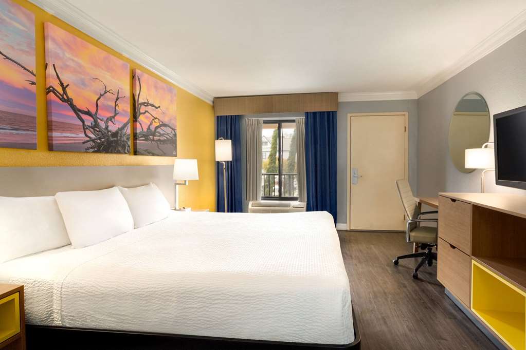 Days Inn by Wyndham Pensacola Historic Downtown - photo 15