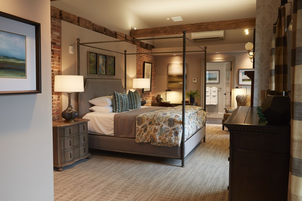 Farmer's Creekside Tavern & Inn — hotel in Le Roy
