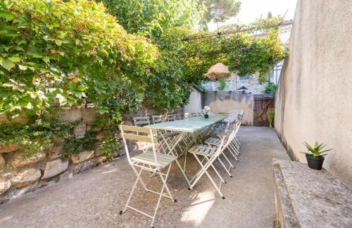 Maison authentique à Montfrin avec terrasse Air conditionné. — 4-Star Luxury Hotel in Tarascon, France