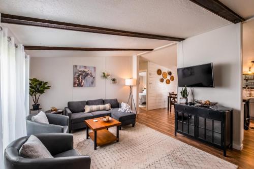 Renovated Bungalow Getaway — 4-Star Luxury Hotel in Philomath, United States