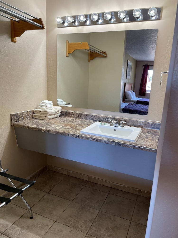 Centralia Inn - photo 11