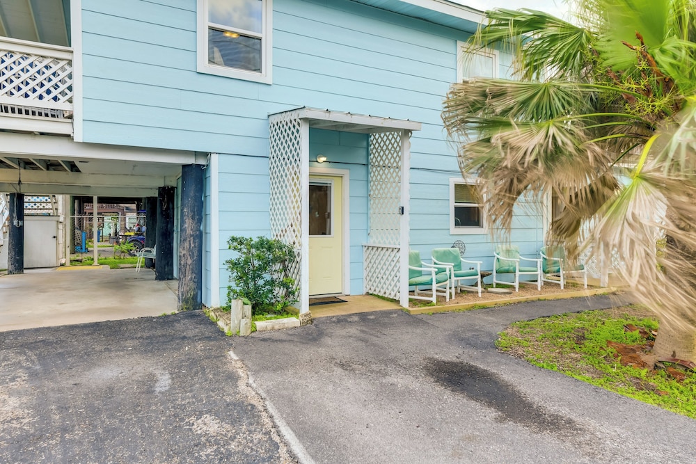 2 Blocks to Bay: Cabana Breeze' Rockport Rental — 4-Star Luxury Hotel in Rockport, United States