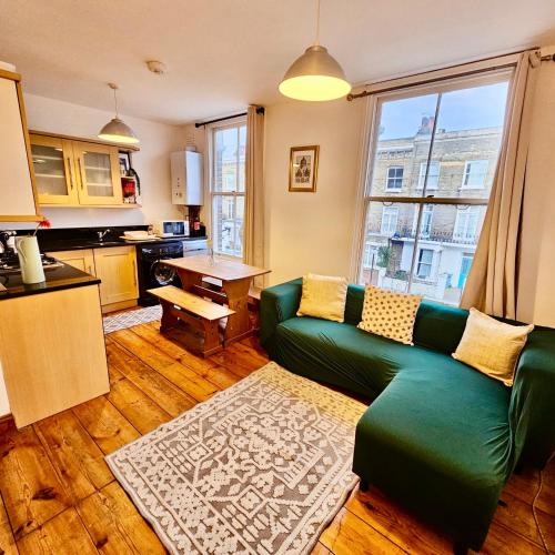Lovely 1 Bed Apartment a step to Zone 2 Station London — 4-Star Luxury Hotel in London, United Kingdom