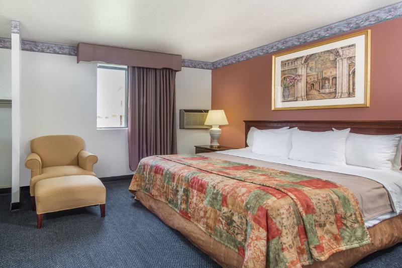 Knights Inn Wentzville MO - photo 33