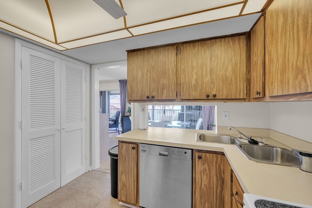 Gulf view Condo With Resort style Amenities 2 Bedroom Condo - photo 9