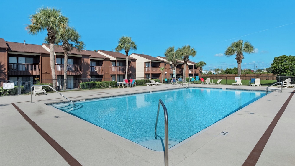 Cozy 2 bedroom Getaway With Resort Amenities & Dog friendly in Panama City Beach, United States