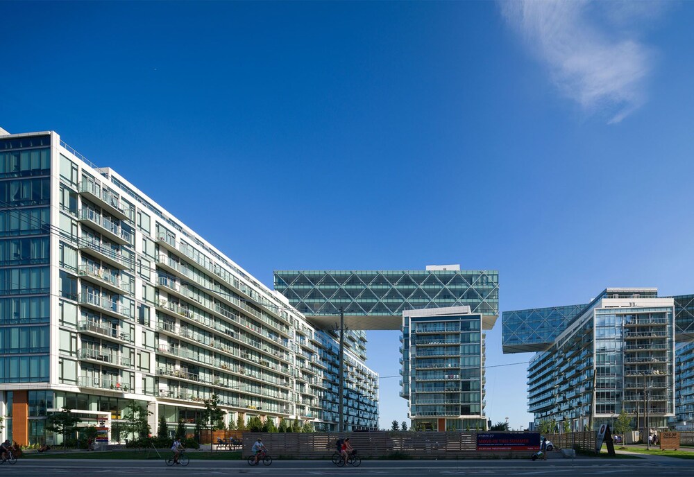 Pier 27 — 4-Star Luxury Hotel in Toronto, Canada