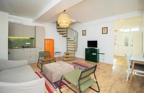 3BR Scenic Terrace Apt in Abanotubani By Wehost