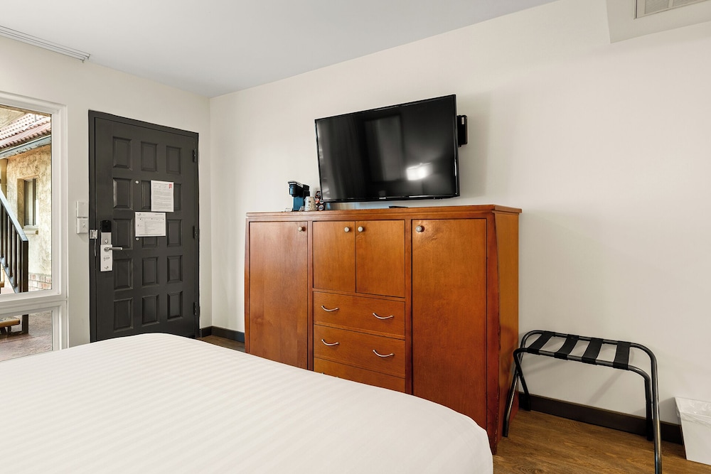 Vagabond Inn Glendale - photo 13