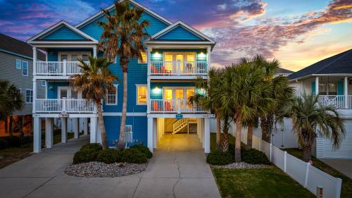 Spacious Home 2MinWalkToBeach HeatedPVTPool BeachGear GamesGalore — 4-Star Luxury Hotel in Myrtle Beach, United States
