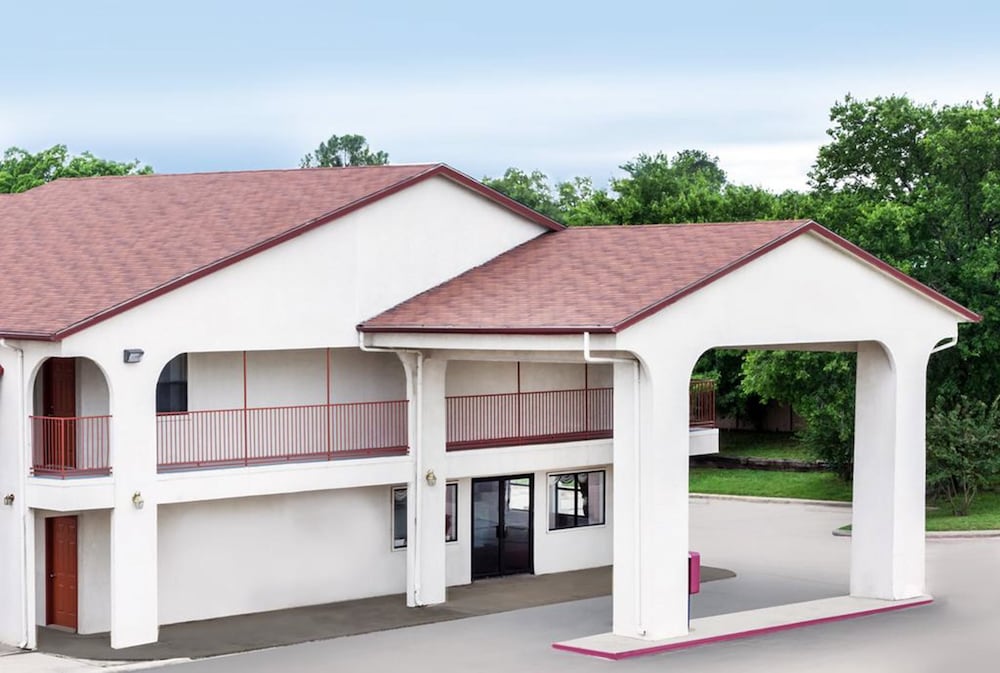 Deluxe Inn Denton in Denton, United States