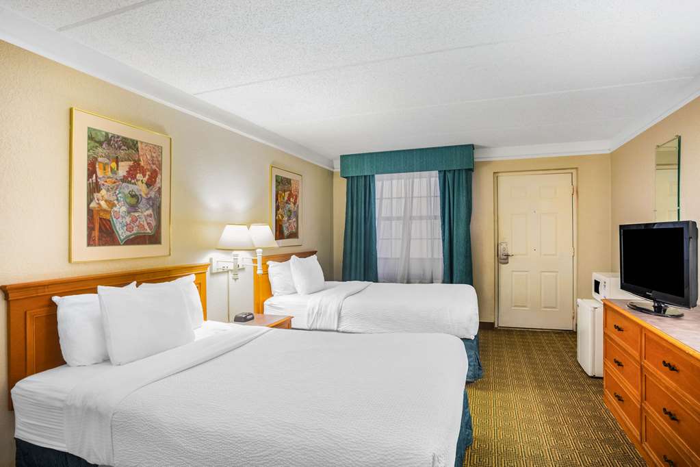 Super 8 by Wyndham Eagle Pass - photo 11