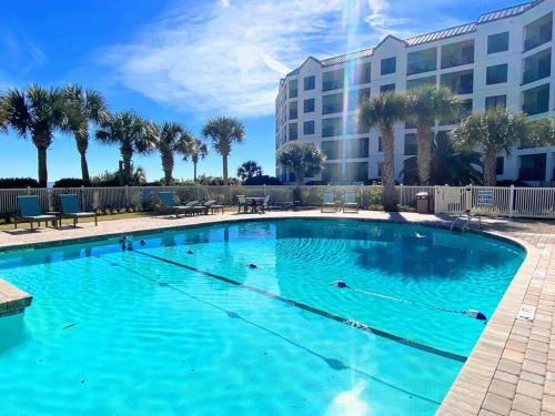 Summer House 109 Beach and Pool Walkout 30 Seconds to Sand — 4-Star Luxury Hotel in Isle Of Palms, United States