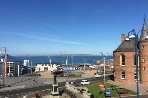 Beautiful Sea view Entire 2 bed Apartment Portrush centre West Strand BeachView — 4-Star Luxury Hotel in Portrush, United Kingdom