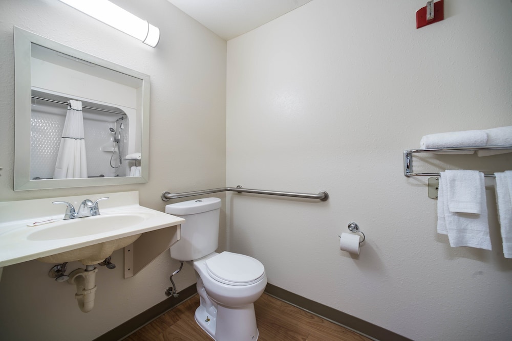 HomeTowne Studios by Red Roof St. Louis Airport N Lindbergh - photo 16