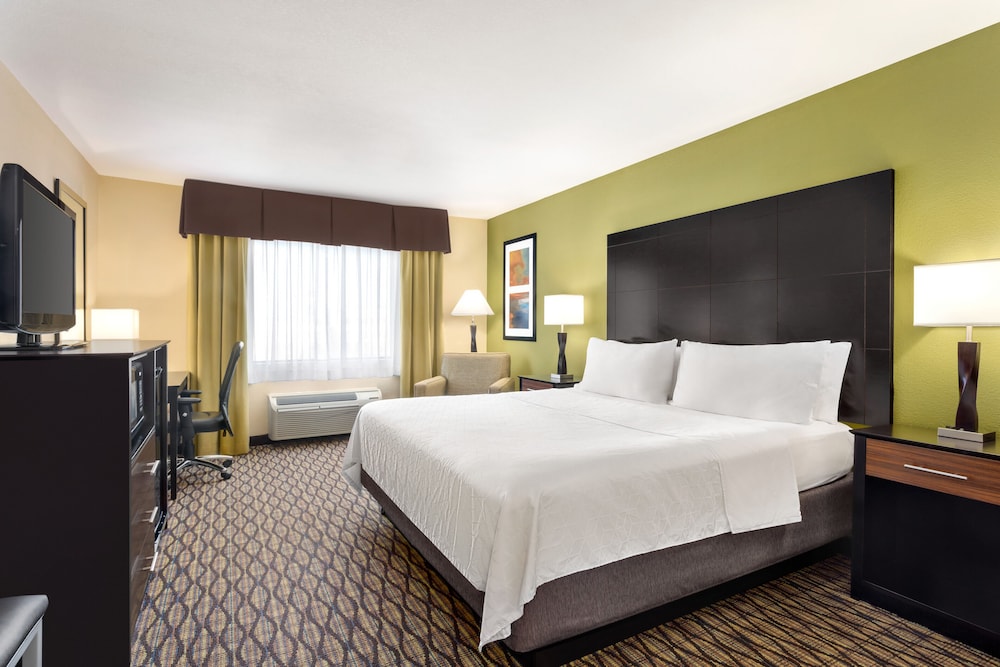 Holiday Inn Express Hotel & Suites Edmond by IHG - photo 5