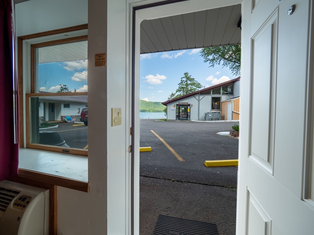 Lake 'N Pines Motel - photo 38