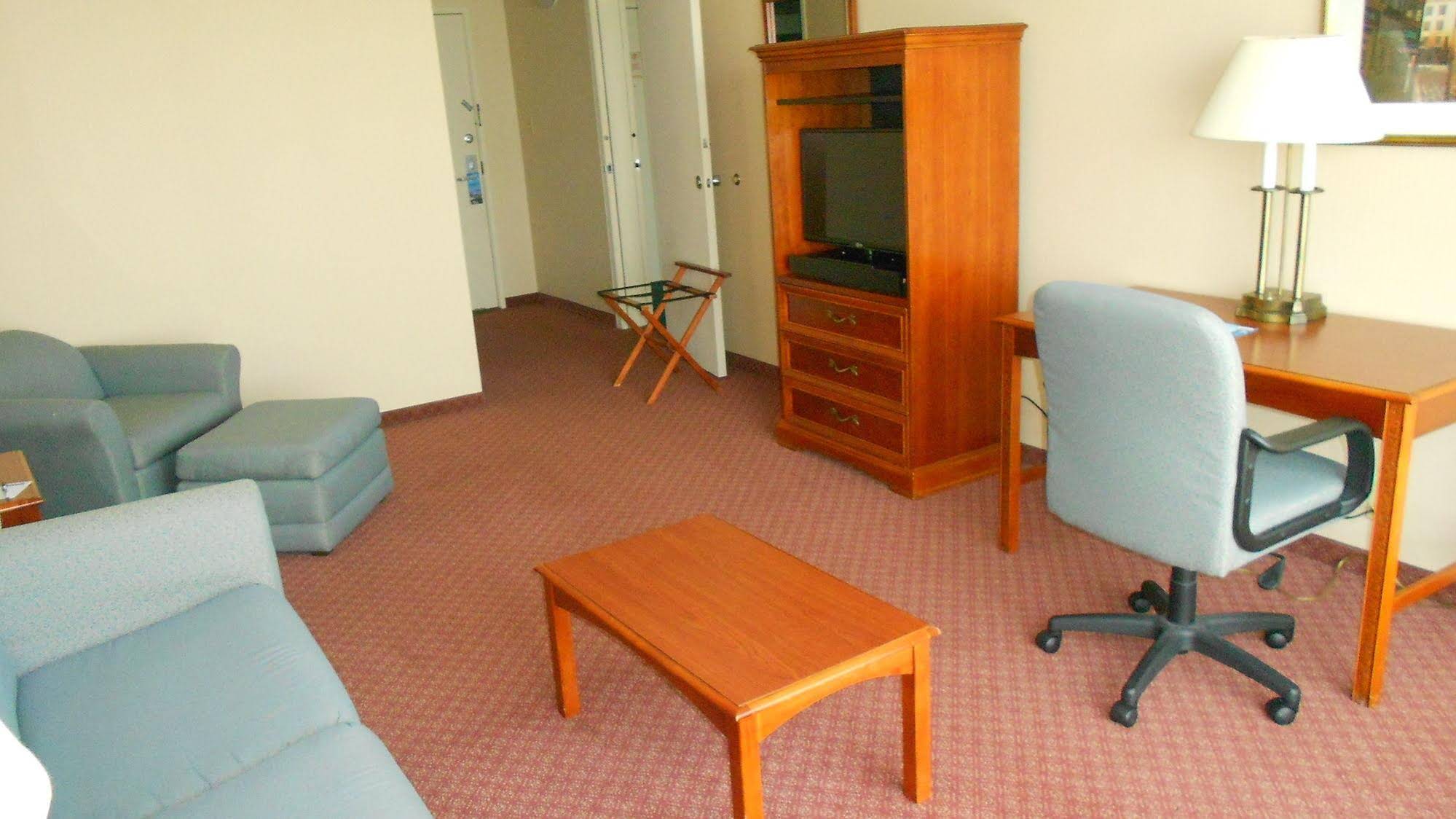 Travelodge Peoria Hotel And Conference Center - photo 17