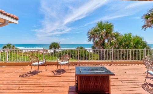 Direct Oceanfront Massive Home with Private Beach Walkway — 4-Star Luxury Hotel in Daytona Beach, United States