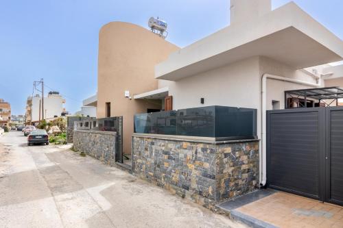 Luxury Four Season Villa by the sea — 4-Star Luxury Hotel in Gazi, Greece