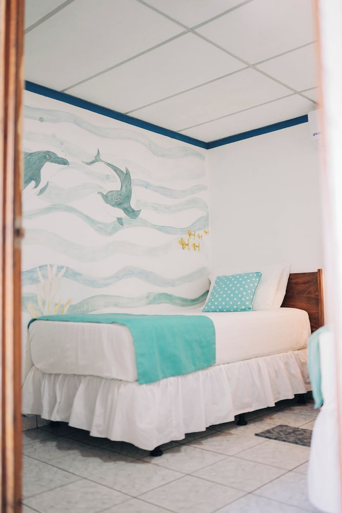 Olas Permanentes in La Libertad, El Salvador