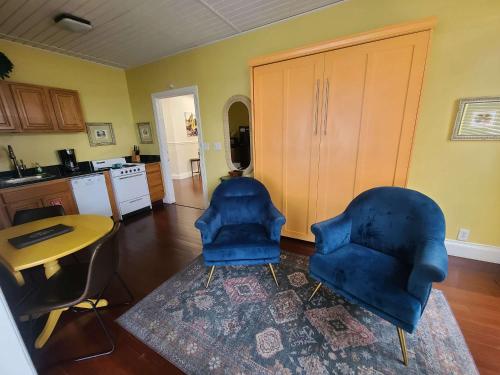 Two Duval Street Suites w parking and pool in Key West, United States