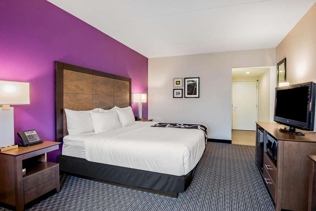 La Quinta Inn & Suites by Wyndham Baltimore BWI Airport - photo 59