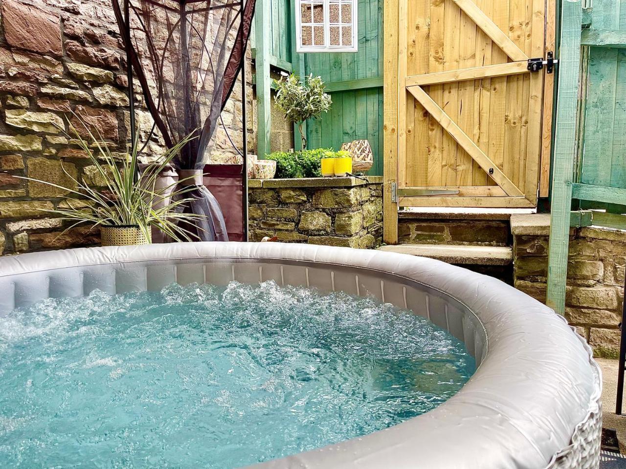 Brecon Beacons Log Burner hot tub Dogs Welcome in Crickhowell, United Kingdom