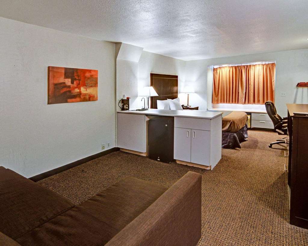 Rodeway Inn & Suites Lewisville I 35 - photo 17