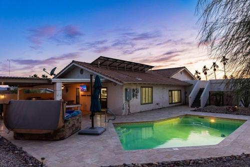 Pool Pool Table Spa Fire Pit Game Room - carbon neutral hotel in Unknown City