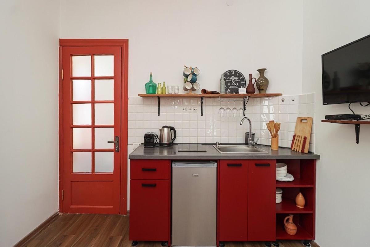Unique 3 Studio Combo for 6 Guests By Wehost