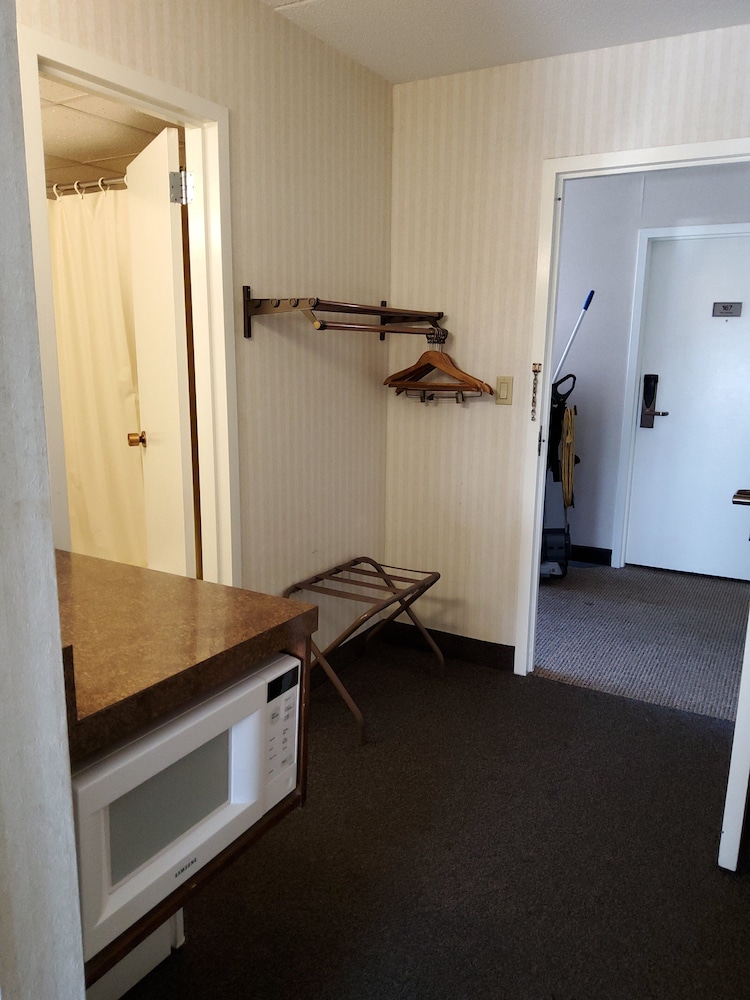 Klopfenstein Inn and Suites - photo 23