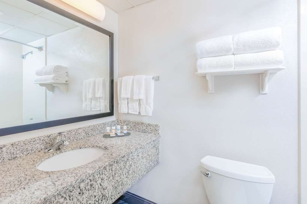 La Quinta Inn & Suites by Wyndham Clifton Rutherford - photo 19