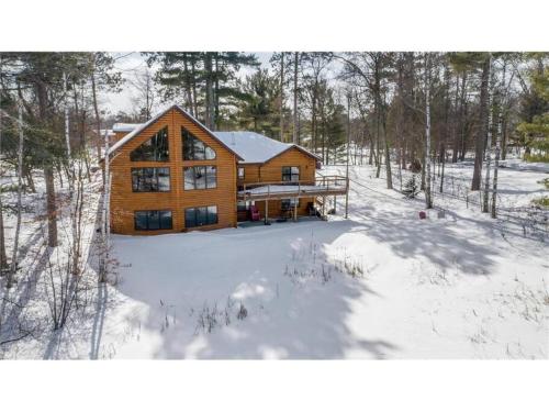 Large Log Home on Lake with Hot Tub — 4-Star Luxury Hotel in Cross Lake, United States