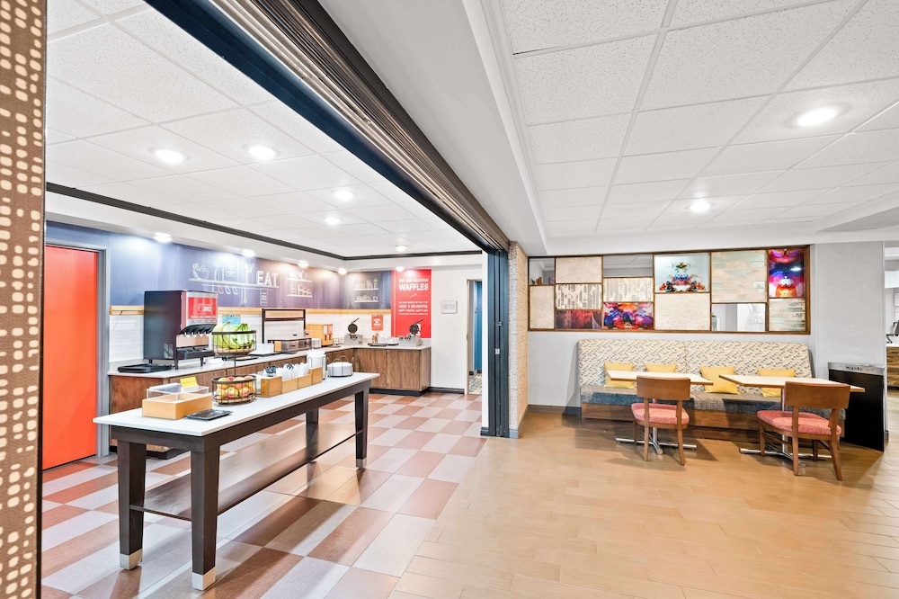 Hampton Inn Lincoln South Heritage Park - photo 39