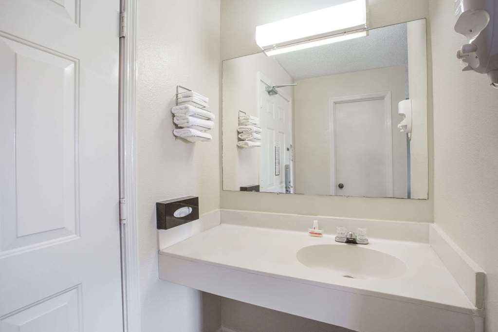 Super 8 by Wyndham Manning - photo 6