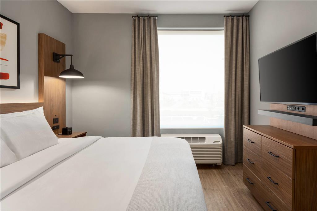 La Quinta Inn & Suites by Wyndham Mount Laurel Moorestown - photo 40