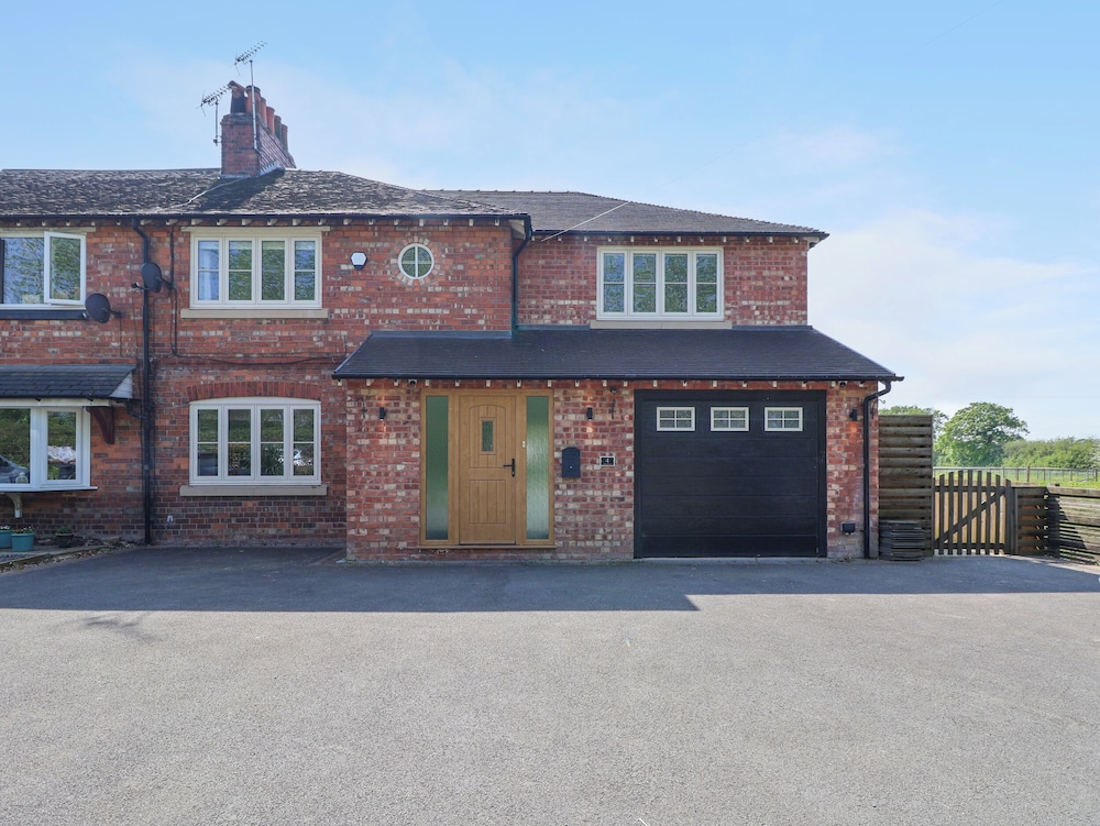 Dolly's House — 4-Star Luxury Hotel in Sandbach, United Kingdom