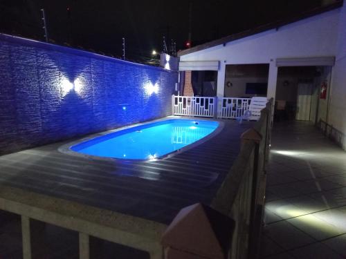 Kitnet com piscina em cond fechado a 200 m da praia com wi fi in Caraguatatuba, Brasil