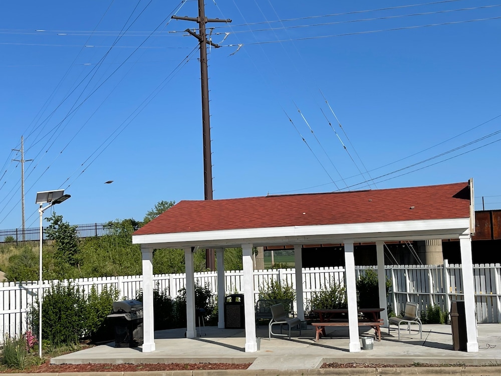 Regal 8 Inn & Suites - photo 27