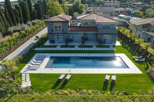 Villa Dama Holiday Apartments — 4-Star Luxury Hotel in Padenghe Sul Garda, Italy
